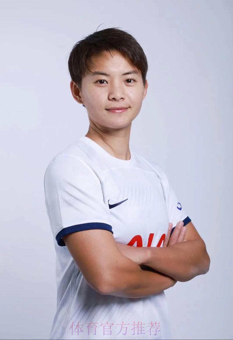 中国国家女子足球队球员王霜正式加盟法甲巴黎圣日耳曼足球俱乐部